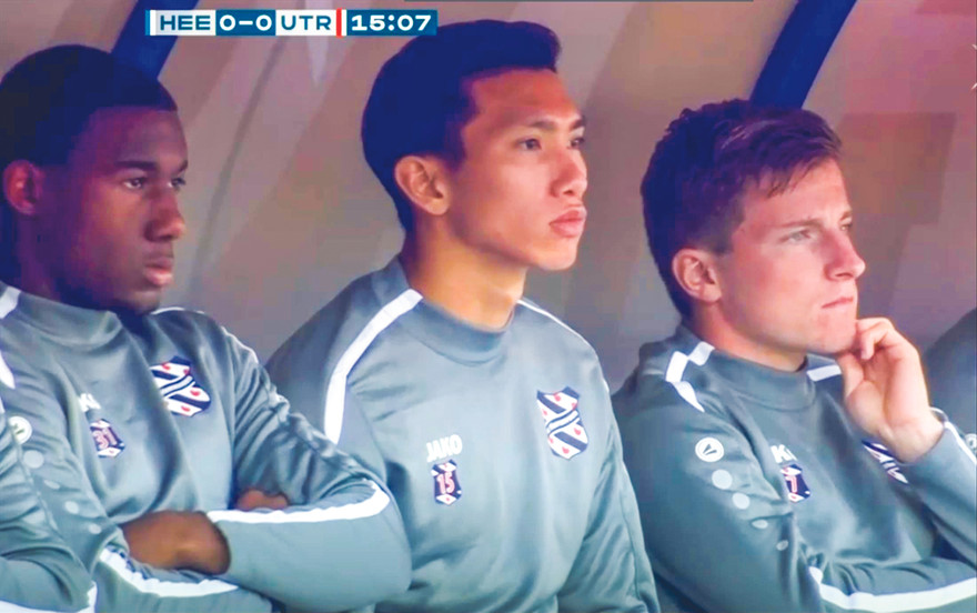 Văn Hậu trên băng ghế dự bị của SC Heerenveen ở trận đấu chiều qua