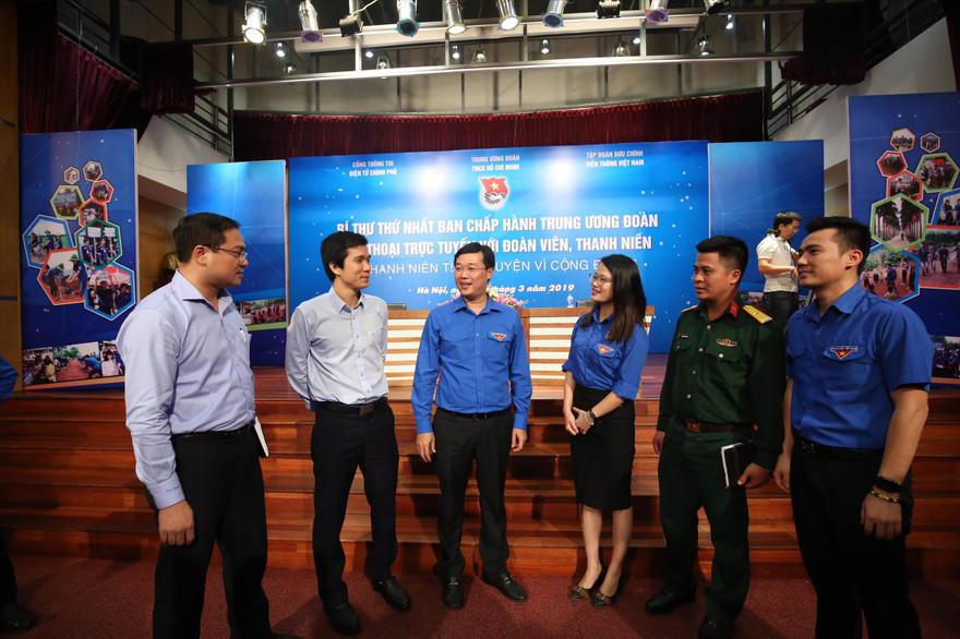 Bí thư thứ nhất T.Ư Đoàn Lê Quốc Phong (thứ 3, từ trái sang) trò chuyện với các bạn trẻ tại buổi đối thoại trực tuyến Ảnh: Như Ý 