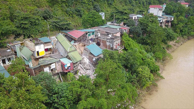 Hàng chục căn nhà ở Hoà Bình nguy cơ bị sông Ðà "nuốt". Ảnh: Mạnh Thắng.