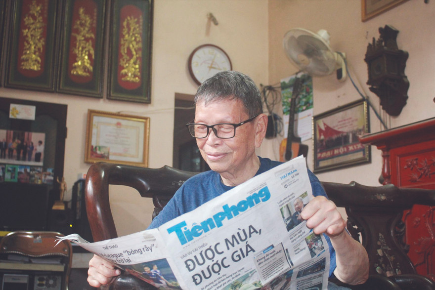 Anh hùng Lao động Nguyễn Đức Thìn đọc báo Tiền Phong