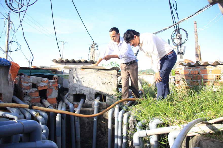 Cơ quan chức năng Lý Sơn kiểm tra tình trạng khoan giếng trái phép Ảnh: Nguyễn Ngọc 