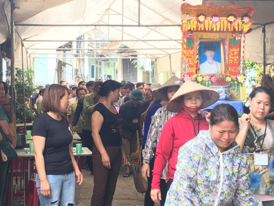 Đoàn người tiếc thương đưa tiễn học sinh lớp 10 dũng cảm cứu người. 