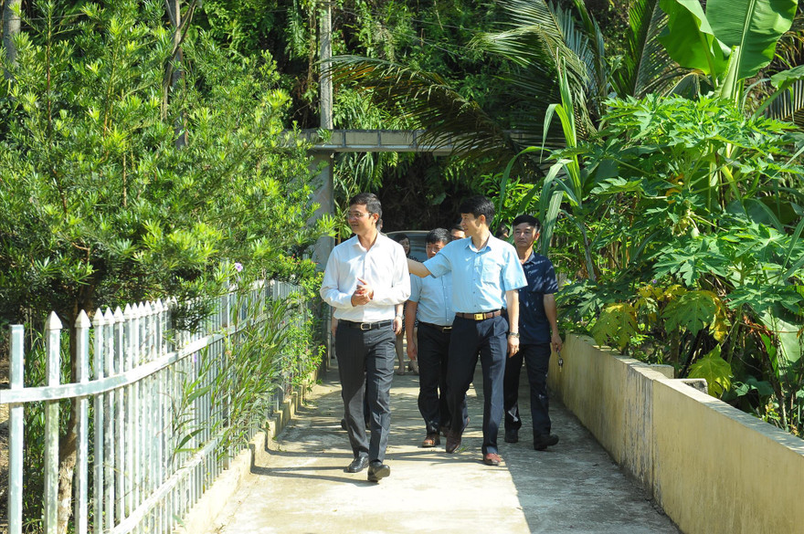 Bí thư T.Ư Đoàn Bùi Quang Huy dẫn đầu đoàn công tác đến thăm mô hình Nhà sạch vườn đẹp tại xã Minh Bảo, Yên Bái Ảnh: Xuân Tùng 