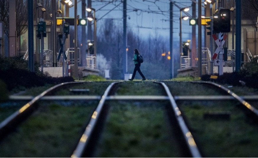 Cảnh vắng vẻ tại một nhà ga ở Frankfurt, Đức, ngày 17/3. ảnh: AP