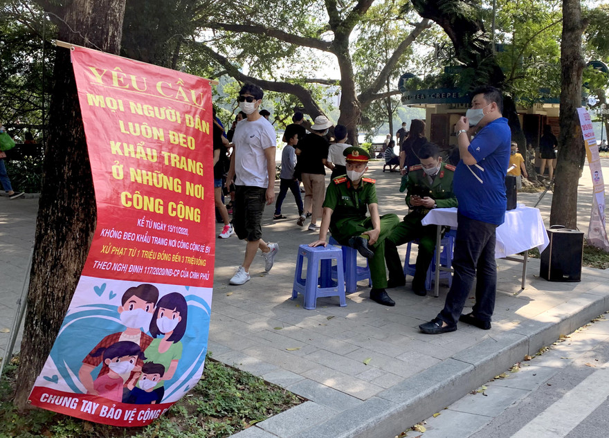Lực lượng an ninh quận Hoàn Kiếm - Hà Nội lập chốt trên Hồ Gươm và yêu cầu người dân luôn đeo khẩu trang nơi công cộng