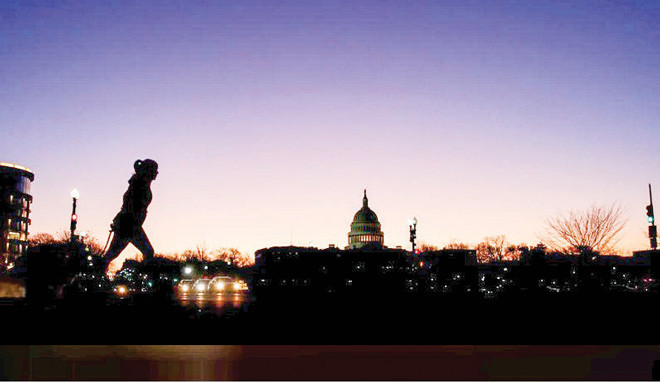 Một phụ nữ chạy bộ qua trụ sở Quốc hội Mỹ Ảnh: Carlos Barria
