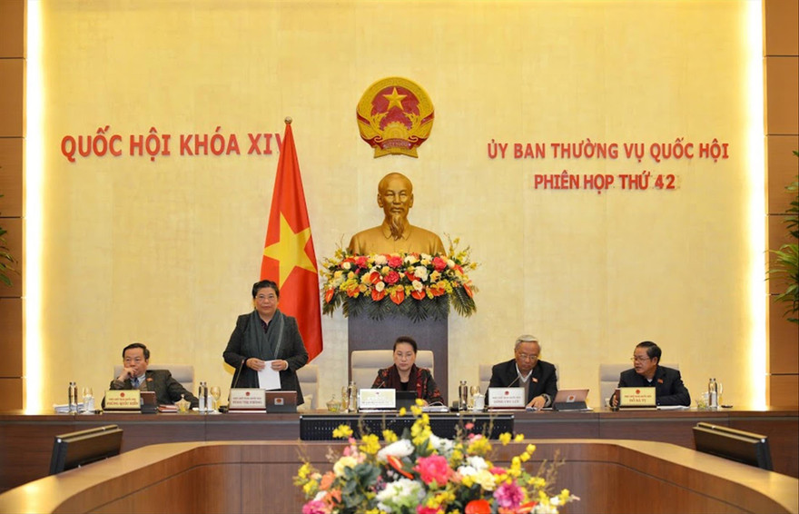 Nhiều đại biểu trong Ủy ban Thường vụ Quốc hội ủng hộ phương án nâng số lượng ĐBQH hoạt động chuyên trách Ảnh: PV 