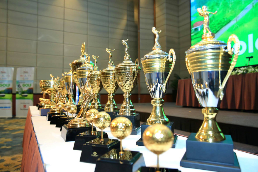 Bộ cúp giải thưởng Tiền Phong Golf Championship sẵn sàng chờ những người thắng giảiẢnh: HỒNG VĨNH