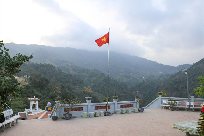 Cờ Tổ quốc bay trên Đài hương 468, phía xa xa là cao điểm 1509. Ảnh: Trường Phong Ảnh: Trường Phong 