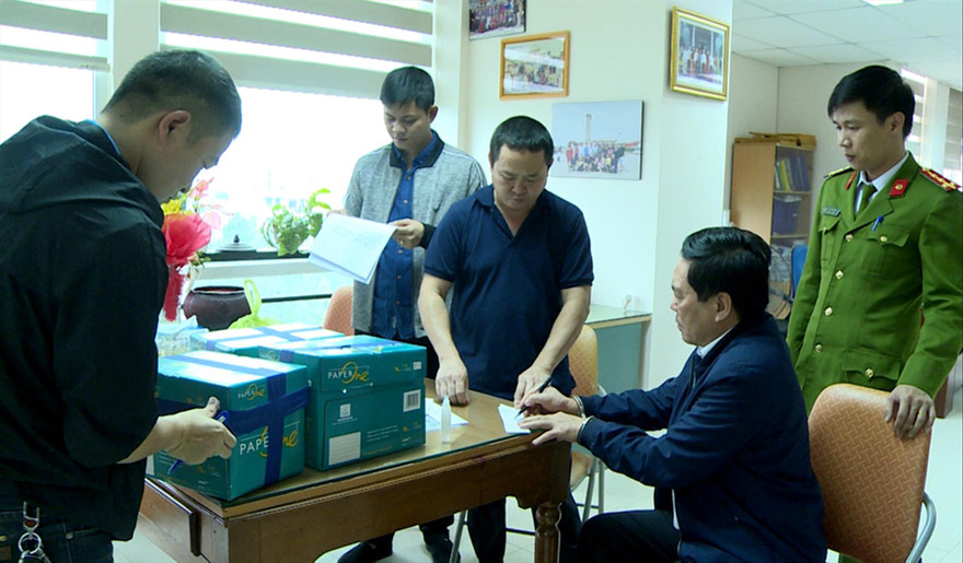 Khám xét tại nơi làm việc của ông Nguyễn Ngọc Đính (người bị còng tay)Ảnh: Công an Thanh Hóa 