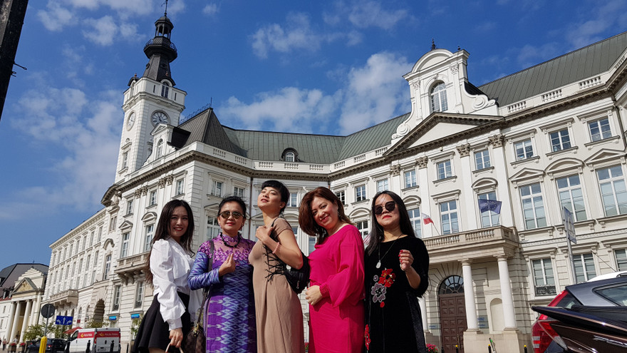 Nhóm thí sinh từ Pháp, Hungary, Hà Lan, Thái Lan ở khu vực Dinh Tổng thống Ba Lan