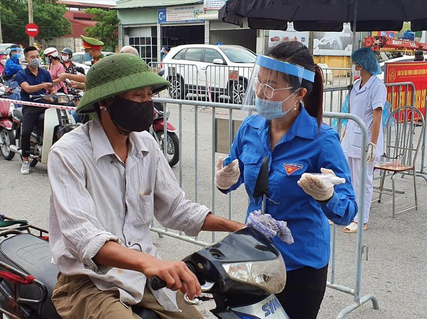 Đoàn viên thanh niên Hải Dương tham gia hỗ trợ hoạt động tại các chốt kiểm soát phòng, chống dịch COVID-19 Ảnh: CTV