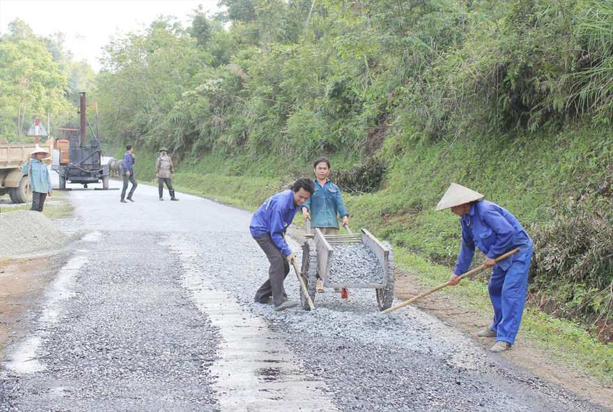 Bảo trì đường tỉnh tại Bắc Kạn từ nguồn Quỹ bảo trì đường bộ Ảnh: MT