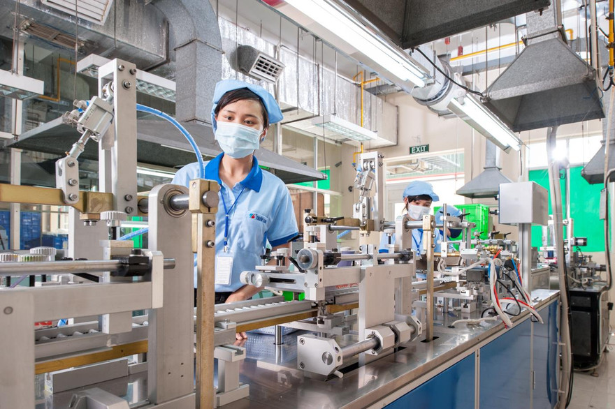 Dây chuyền sản xuất bút bi Thiên Long Ảnh: Hồng Vĩnh