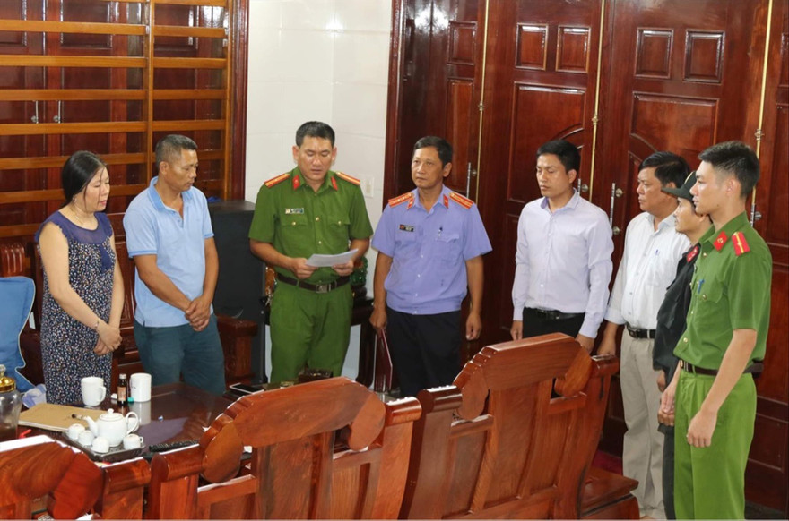 Cơ quan tố tụng Quảng Bình đọc lệnh khám xét tại một trong những điểm mà “ổ bạc” hoạt động 