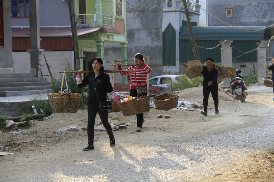 Tiểu thương buôn bán ở vùng biên Đàm Thủy (Trùng Khánh, Cao Bằng) Ảnh: TRƯỜNG PHONG