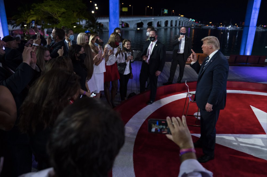 Ông Trump nói chuyện với một số cử tri tại hội trường của NBC Newsảnh: AP