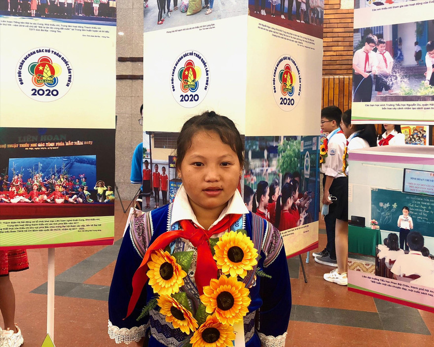 Em Phê Thị Mễ học lớp 8A2, trường TH&THCS Nậm Loỏng