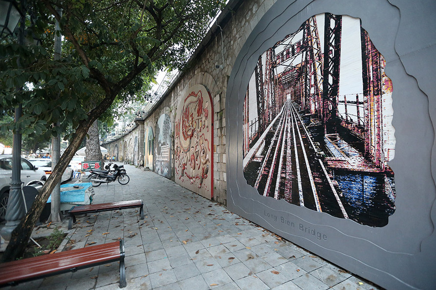 Khu vực vòm cầu sau khi đục thông sẽ kết nối với không gian bích họa Phùng HưngẢnh: Mạnh Thắng