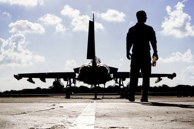 Một lính Anh tại căn cứ quân sự Akrotiri, Cyprus Ảnh: Bloomberg 