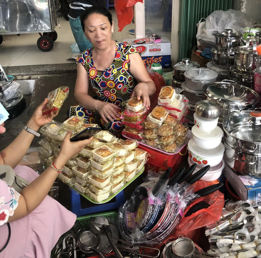 Bánh trung thu “3 không” được quảng cáo “nhà làm” bán tại chợ Hòa Hưng (ảnh chụp trưa 17/8)