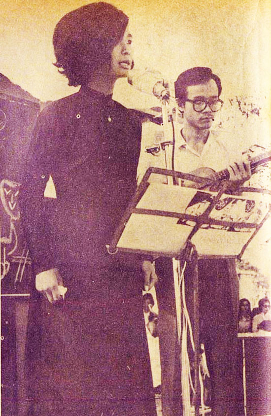 Trịnh Công Sơn đệm đàn cho Khánh Ly (tư liệu)