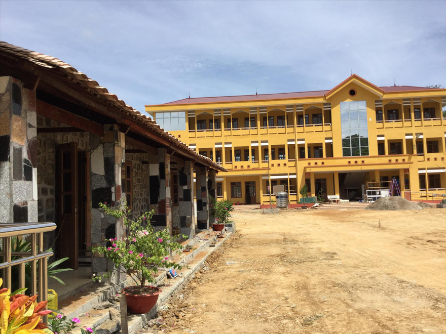 Những dãy trường lớp khang trang được xây dựng bên cạnh di tích trường đá làng Bản Hẻo năm xưa 