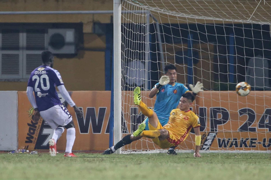 Sau lượt đi thăng hoa, Thanh Hóa (phải) trượt dài ở lượt về và rơi vào cuộc đua tranh suất đá play-off cùng Khánh Hòa ảnh VSI 