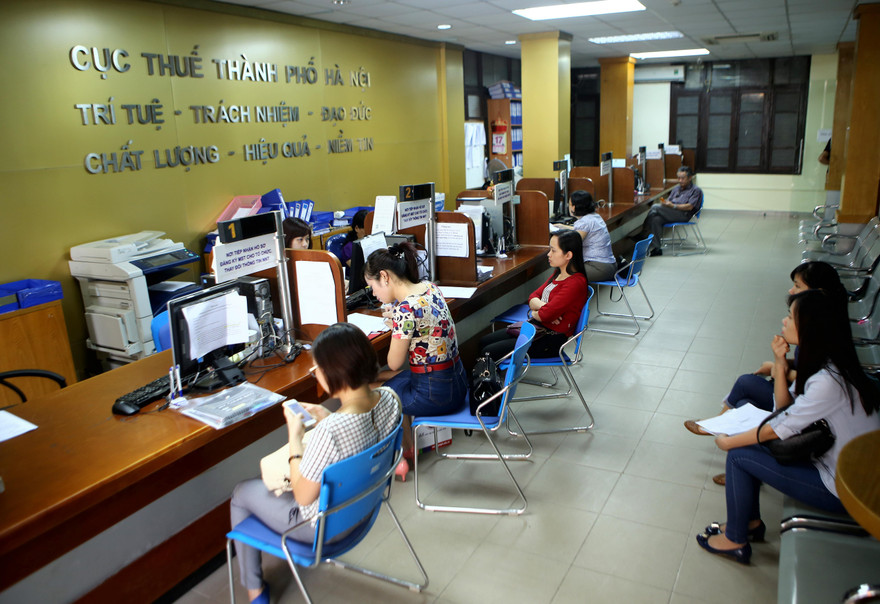 Doanh nghiệp nợ thuế, nguy cơ nhà nước mất trắng lên con số hàng chục nghìn tỷ đồng. (Trong ảnh: Người dân và doanh nghiệp đóng thuế tại Cục Thuế TP Hà Nội) Ảnh: Ngọc Châu