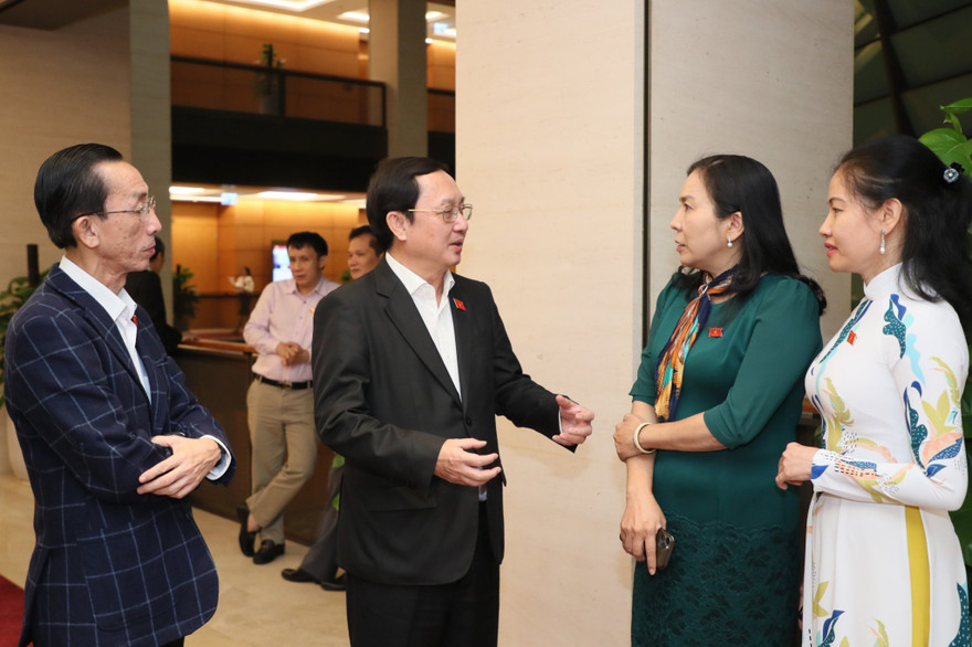 Tại kỳ họp tới, Quốc hội sẽ kiện toàn chức danh Nhà nước. (Trong ảnh, ĐB trao đổi bên hành lang Quốc hội). Ảnh: Như Ý