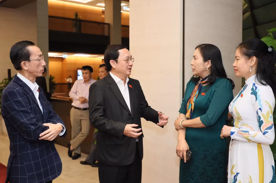 Tại kỳ họp tới, Quốc hội sẽ kiện toàn chức danh Nhà nước. (Trong ảnh, ĐB trao đổi bên hành lang Quốc hội). Ảnh: Như Ý