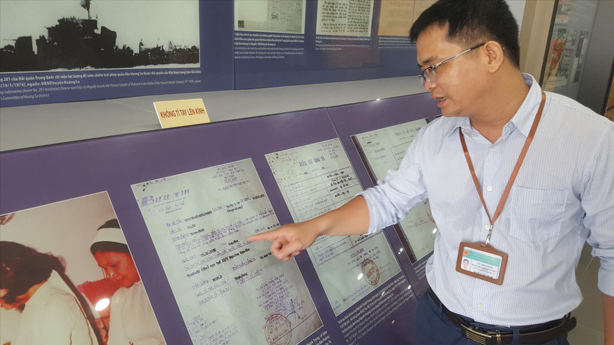 TS Lê Tiến Công, Phó Giám đốc phụ trách Nhà trưng bày Hoàng Sa, giới thiệu về các tư liệu quý 