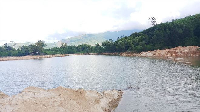 Hồ nước “khủng” ven sườn núi cao chực tràn vào nhà dân khi có mưa to, lũ lớn