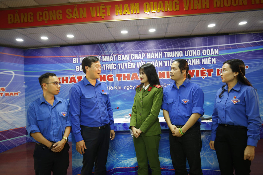 Anh Lê Quốc Phong, Bí thư thứ nhất T.Ư Đoàn trò chuyện với các bạn trẻ tại buổi đối thoại trực tuyến  ẢNH: NHƯ Ý