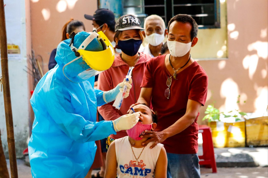 Lấy mẫu xét nghiệm cho một cháu bé ở Đà Nẵng