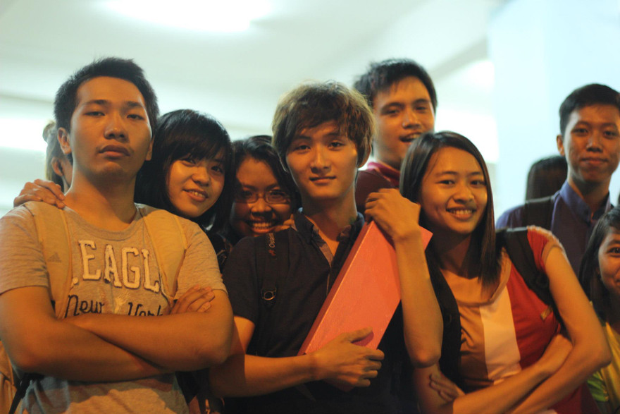 Hiếu (ở giữa) và bạn bè