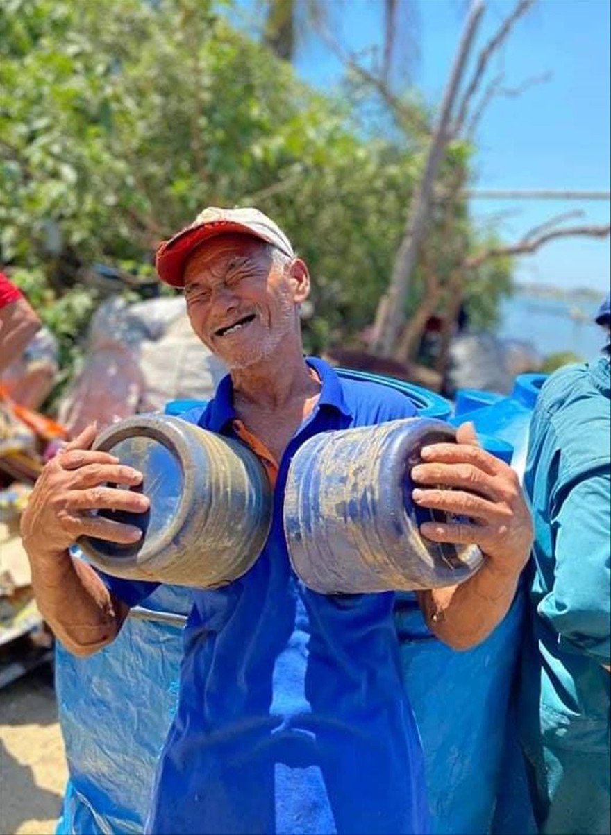 Người dân xã đảo phấn khởi khi có nước sạch để dùng Ảnh: Hoài Văn