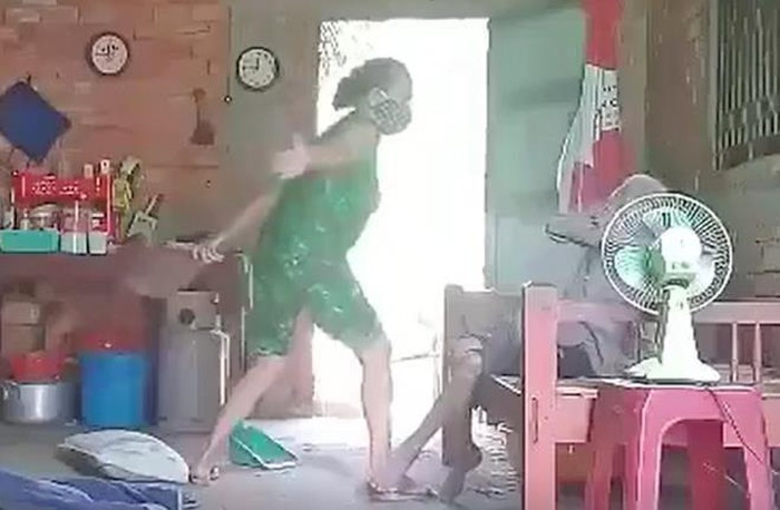 Nhiều người không dám xem clip mẹ hành hạ bà do cháu ngoại ghi lại... 