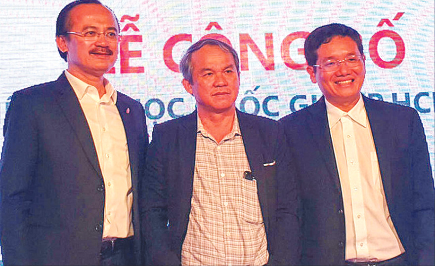 Bầu Đức (giữa) ảnh: VNE 