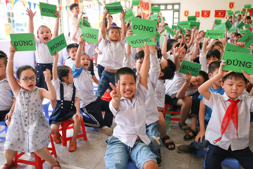 Trẻ em trường PTCS Xã Đàn (Hà Nội) thích thú với giờ học giới tính của nhóm Kid+ 