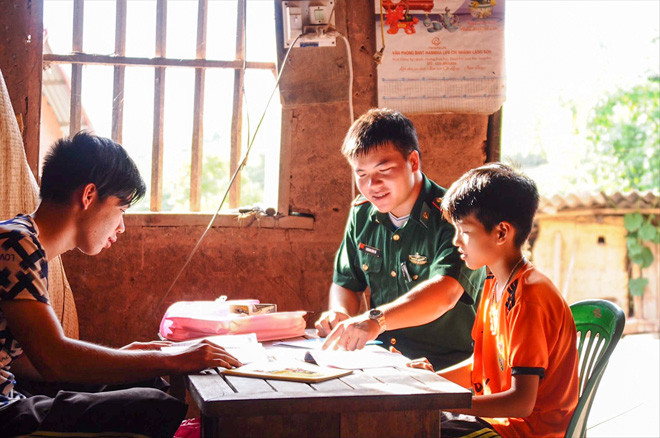 “Thầy giáo cắm bản” Hoàng Văn Tú dạy các em học bài ảnh: Duy Chiến 