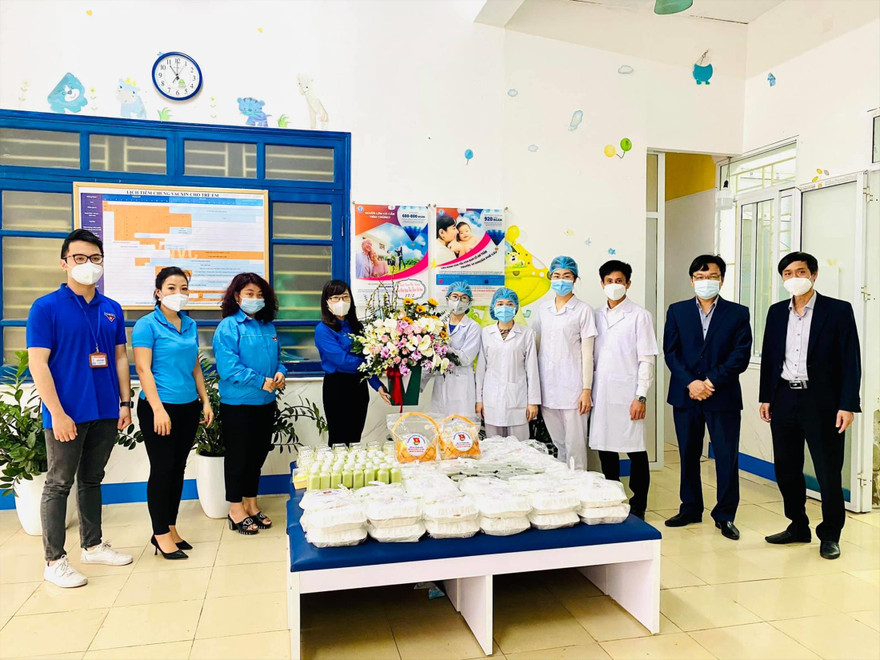 "Bếp ăn thanh niên" tặng 50 suất cơm đặc biệt tri ân lực lượng y tế làm nhiệm vụ chống dịch ở thành phố Hải Dương nhân Ngày Thầy thuốc Việt Nam 27/2 Ảnh: CTV