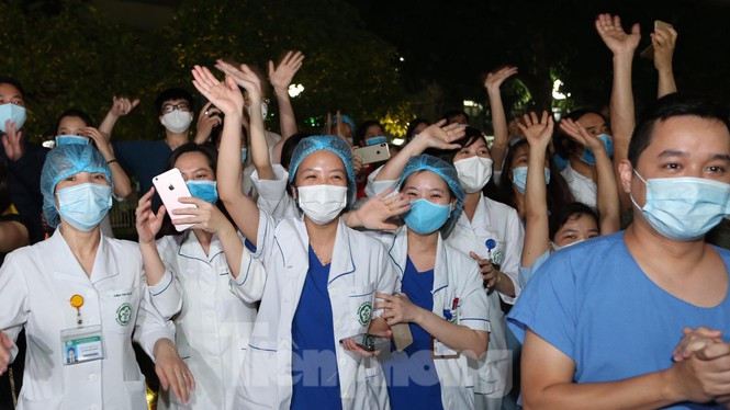 Vỡ òa thời khắc gỡ bỏ phong tỏa Bệnh viện Bạch Mai. Ảnh: Mạnh Thắng