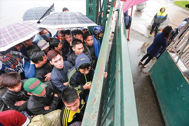 Chiến thắng trận đầu ra quân của ÐTVN khiến cơn sốt vé trận kế tiếp gặp ÐT Malaysia trên sân Mỹ Ðình tăng nhiệt nhanh chóng ảnh: VSI