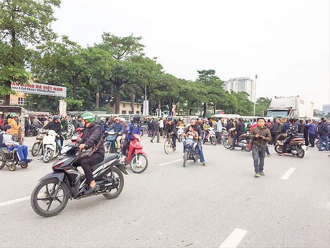 Những người tự nhận là CĐV dàn xe trước trụ sở VFF, gây ách tắc giao thông, tạo áp lực để VFF bán vé Ảnh: H.M 