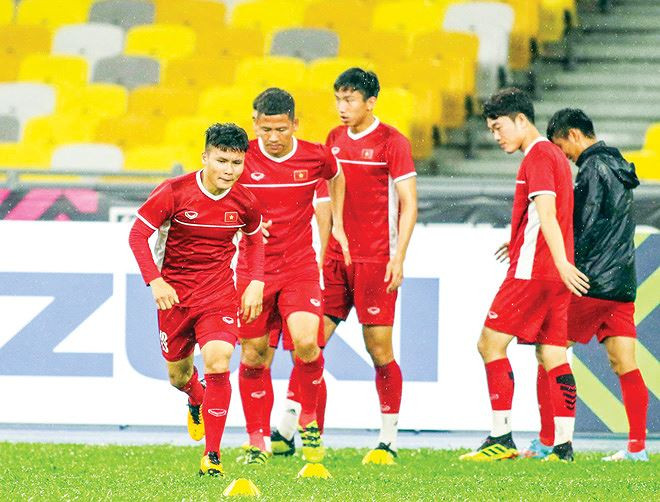 HLV Park Hang seo và các cầu thủ tập làm quen sân Bukit Jalil trước ngày thi đấu ảnh: HỮU PHẠM 