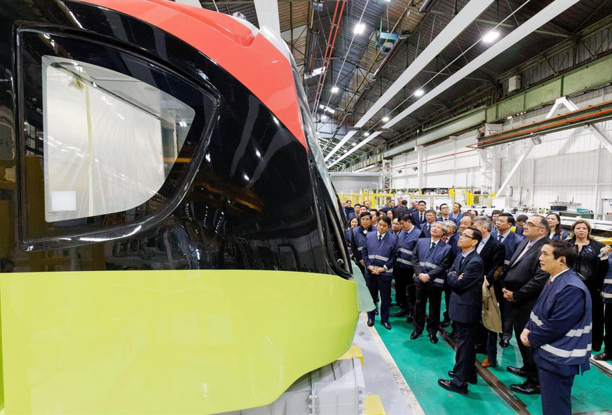 Chủ tịch thành phố Hà Nội thăm quan đoàn tàu đầu tiên Nhổn-ga Hà Nội 