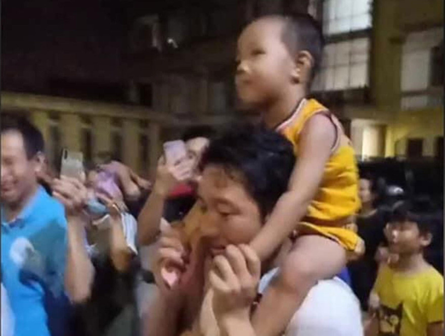 Hai cha con bước ra từ trụ sở công an tỉnh Bắc Ninh trong tiếng hò reo của mọi người ảnh: FB Báo Bắc Ninh