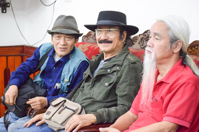 Từ trái qua: Nghệ sĩ nhiếp ảnh Trần Định, nhạc sĩ Nguyễn Cường, nhà phê bình Phạm Xuân Nguyên tham gia chương trình 40 chiến tranh biên giới cùng nhà thơ Nguyễn Duy Ảnh: A.T