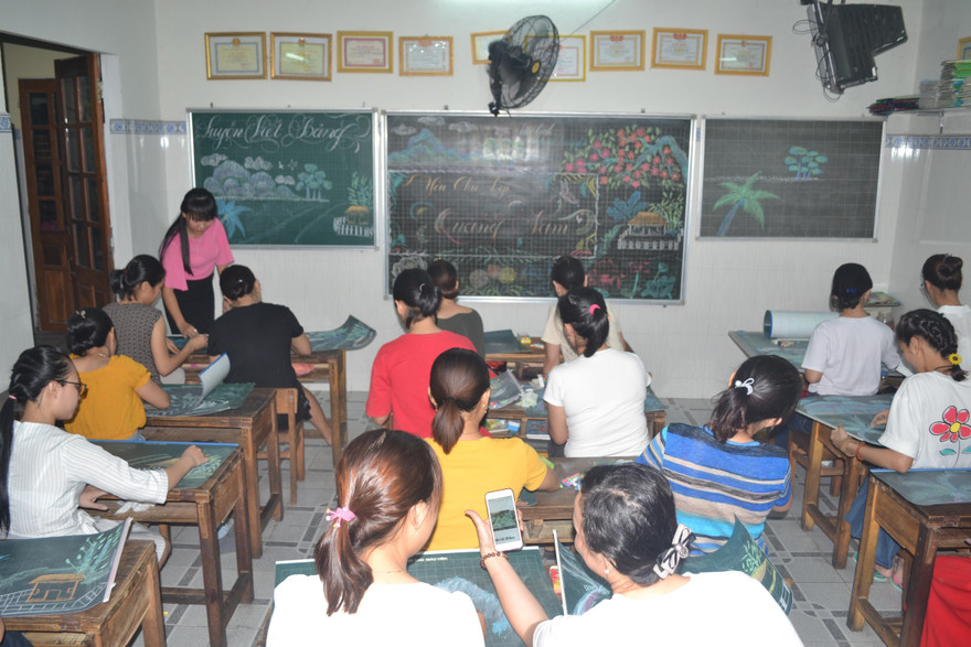 Mọi người đều tập trung, chăm chú với từng nét chữ, nét vẽ